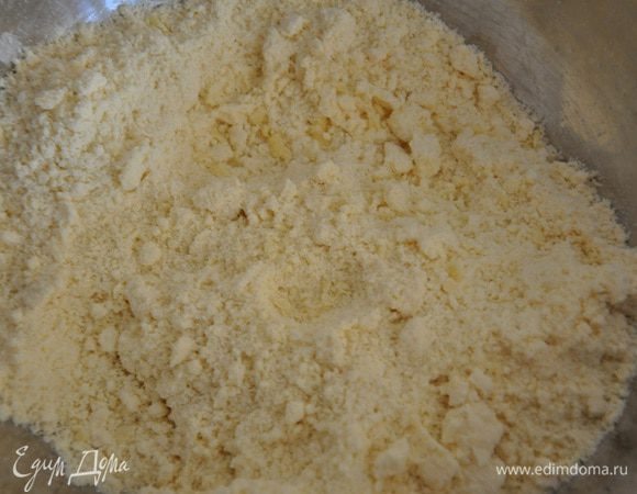 Масло растереть с мукой в крошку.