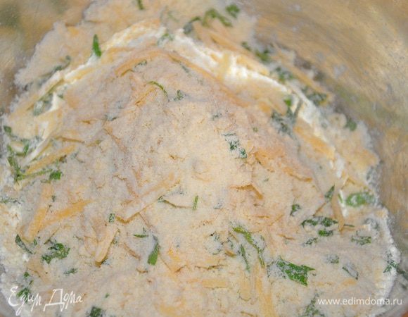 Перемешать зелень с сыром с мучной массой.