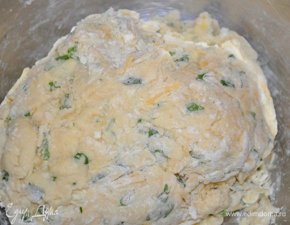 влить в мучную и замесить мягкое тесто (как я и говорила выше, молоко возможно уйдет не все), Важно ! Не замешивайте слишком плотное тесто. Оно должно быть рыхлым.