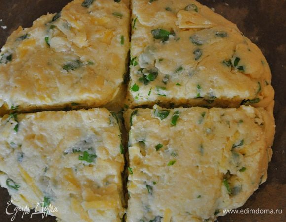 Сформовать лепешку и сделать надрезы, смазать яйцом.