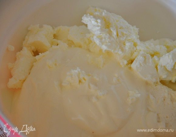 Смешать творог, брынзу и сметану.