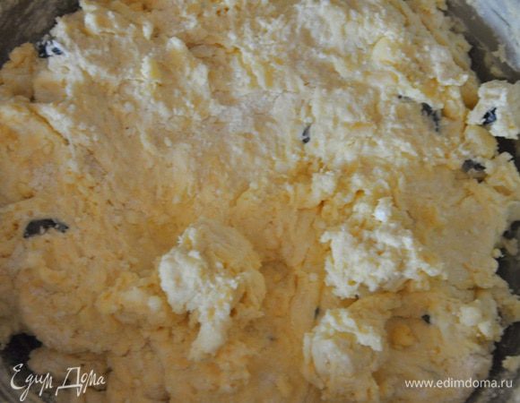Смешать сухую и мокрую смесь в Не плотное тесто. Перемешивать недолго, должно получиться липкое тесто и отправить его в холодильник на 30 минут.
