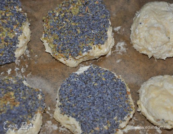 Смачивая руки в воде, сформовать из теста круглые булочки и обвалять их в выбранной вами посыпке. Часть булочек я оставила просто так.