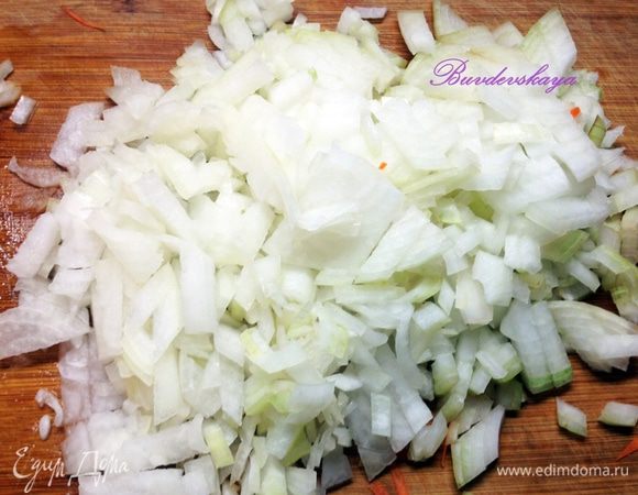 Лук вымыть, очистить и мелко нарезать. 
