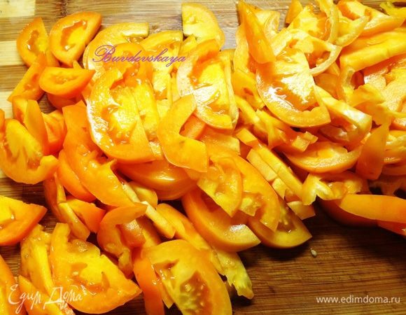 Помидоры вымыть, обсушить, разрезать на 2 части и удалить сердцевину. Нарезать тоненькими ломтиками. 