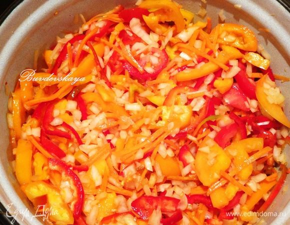 Сложить все овощи в большую кастрюлю (7-8 л), аккуратно перемешать и оставить настояться в течение 5 часов. 