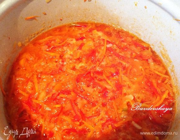 После чего добавить соль, сахарный песок, уксус и растительное масло. Еще раз тщательно перемешать и поставить варится на средний огонь на 30 минут.