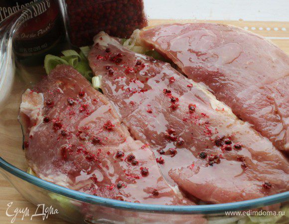 Мясо слегка отбить, розовый перец измельчить в ступке. Выложить мясо на подушку из порея , посолить, посыпать перцем, сбрызгнуть оливковым маслом и вустерским соусом. Поставить в разогретую духовку и запекать 30 минут.