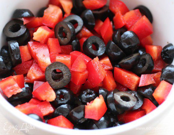 Нарезать маслины колечками, а перец мелким кубиком.