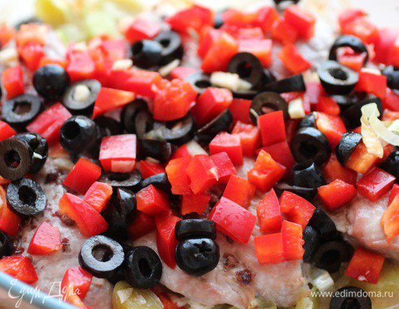 Посыпать свинину овощами и запекать еще 12-15 минут на среднем огне.