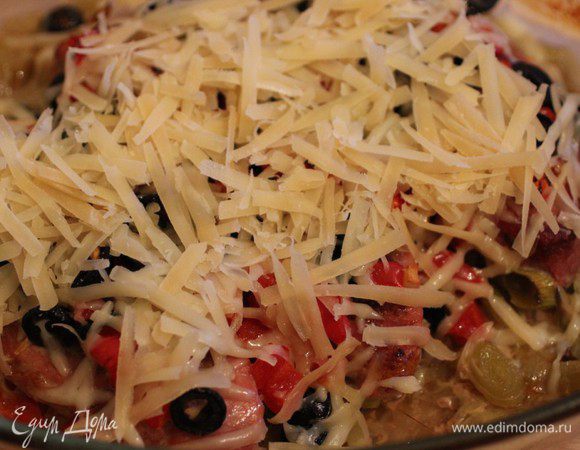 Когда перец станет мягким, посыпать натертым на крупной терке сыром Джюгас и запечь еще 3-5 минут до румяной корочки. Подавать с отварным рисом и зеленью.