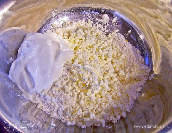 Натереть на терке маргарин. Добавить муку, сметану, разрыхлитель и цедру лимона.