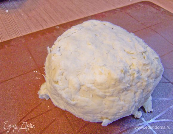 Замесить тесто, чтобы не приставало к рукам (муки может уйти и немного больше). Поставить тесто в холодильник.