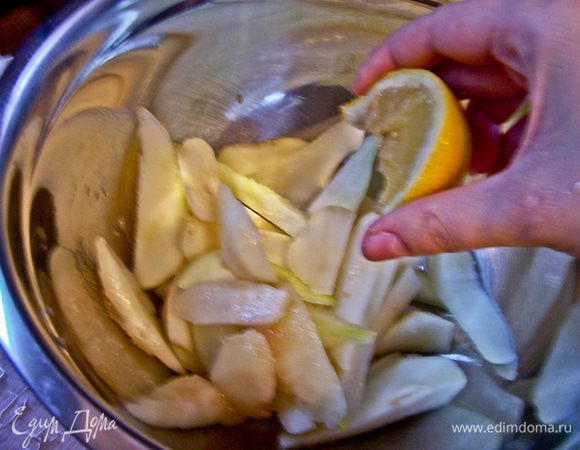 Груши очистить от кожуры, нарезать дольками. Сбрызнуть соком лимона, перемешать.