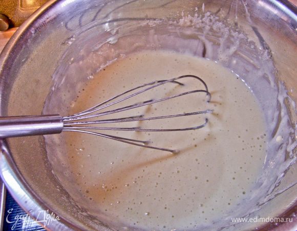 Яйцо растереть с сахаром. Добавить сметану, муку и вино. Слегка взбить, чтобы не было комочков.