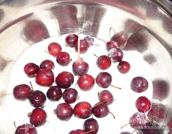 Вот такие милые яблочки. крошки совсем. на дно кастрюли высыпаю часть сахара. ранетки прокалывыю деревянной зубочисткой в нескольких местах, чтоб дали сок и не развалились при варке.