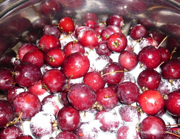 Прокалываю все яблочки. жаль, многие из них переспели настолько, что пришлось выбросить малюток. но по мере пересыпания вполне пригодных экземпляров, получилась довольно приятная картина "яблоки на снегу".