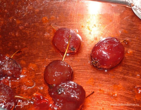 Вот так выглядели остатки варенья в кастрюльке. просто забыла сфоткать. горяченькое в баночки и под крышки. не переживайте, что может забродить... не успеет ))))))))))))))