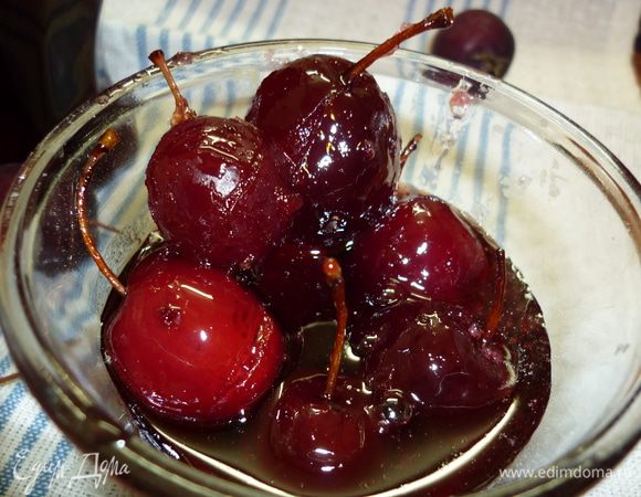 берешь яблочко за палочку и срочно в рот..............ммммммммммммммммм........................вот такой он, русский чупа-чупс, натуральный вкус, натуральный аромат, натуральный цвет, демократичная цена и все это без вреда для здоровья.