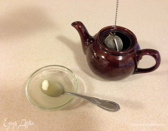 Замачиваем желатин и завариваем чай. 

Чай надо заваривать примерно из расчета 50-80 мл на яблочко. Крепость по вкусу, сахар тоже по вкусу. Я бы сделала чай сладким даже если вы обычно пьете без сахара, т.к. несладкое желе мне кажется не интересным. 