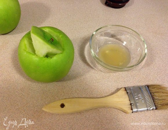 Врезаем из яблочка отверстие с черенком. Я держу на готове немного сока лимона или лайма и смазываю яблочко, чтобы оно не темнело. 

Выркзать я блоки я конечно детям не даю. Но пока я из вырезаю, они делают крем, что тоже интересно.   Вырезать формочки - это наверное самое сложное в этом рецепте, надо приноровиться. Я орудую маленьктм ножом и десертной ложечкой, чтобы выскоблить его изнутри. Если у вас есть опят с вырезанием тыквы на хеллоуин - проблем не будет. Главное не проткнуть яблоко в процессе, т.к. тогда из него потом выльется желе, не застыв.