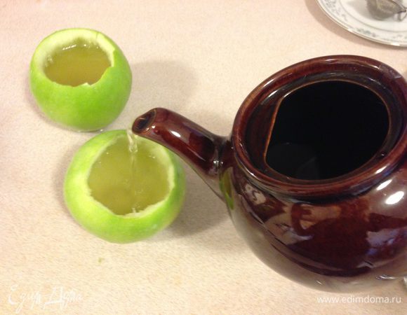 Заливаем чай с желатином в яблочки