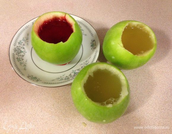 Для разнообразия и на радость детям можно добавитть краситель или залить разноцветное фруктовое желе в другие яблоки.

Ставим в холодильник застывать на 1-2 часа.