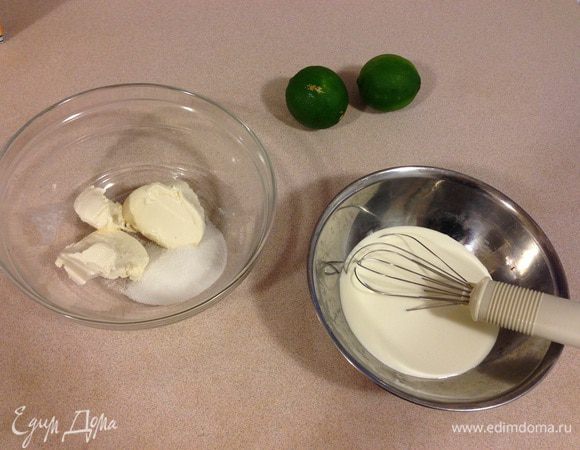 Делаем крем. Смешиваем сливочный сыр и сахар. Сахар добавлять по вкусу - мне нравится послаще, т.к. будем добавлять кислый сок лайма.

Взбиваем сливки