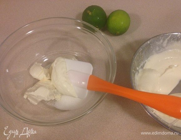 Добавляем сливки в сливочный сыр, пока крем не станет консистенции крутой сметаны