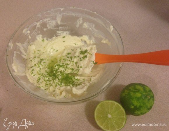 Натираем цедру одного-двух лаймов. Крем получается в крапинку.