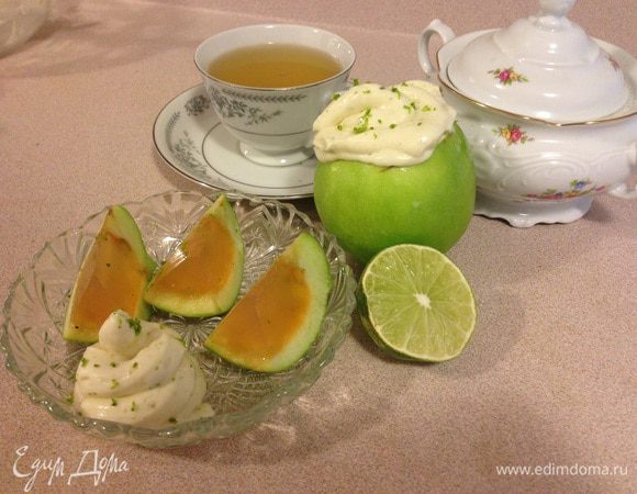 Режем застывшие яблочки на дольки и подаем с кремом. По желанию можно кремом намазать верхушку застывшего яблочка и подать целиком для неподозревающего ничего гостя и предложить разрезать. Приятного аппетита!