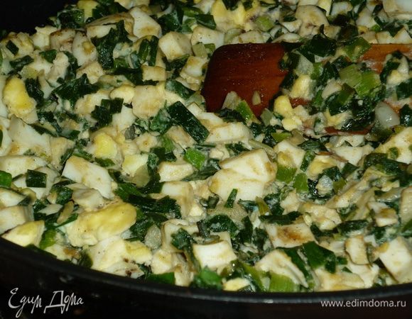 Начинка очень деревенская. лук покрошить и со сливочным маслом на сковородку. Пока лук тушится, мелко крошим яйца, отправляем их к луку, солим, перчим, сковородку прочь с огня. Начинаем творить.