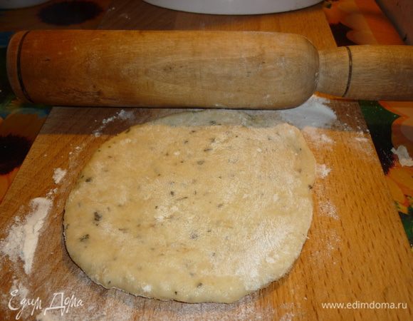 Кусочек теста превращаем в лепешку скалкой, ладошкой, у меня толкушка деревянная, возможно, есть еще и другие альтернативные способы.
