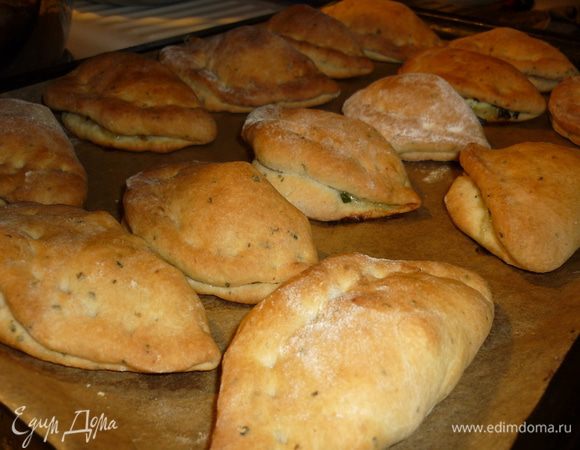 Для симпатичного загара изготавливаем спецсредство: желток мсешать с молоком и смазать губошлёпиков. А теперь в солярий, т.е. в духовку мин на 20 до появления симпатичного равномерного загара.