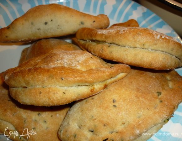 Срочно губастиков накрыть полотенцем, чтоб были мягенькие. Тесто рассыпчатое. Начинка сочная. пирожки прямо сами просятся отведать их.