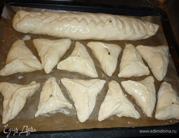 Начинки было много, поэтому еще и дрожжевых сделала.
