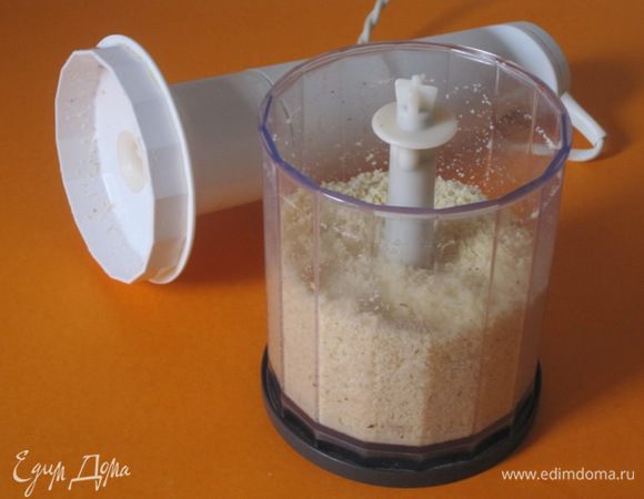 Блендером перемолоть фундук в мелкую крошку.