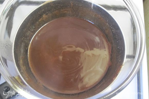 Шоколад растопить со сливочным маслом на водяной бане.