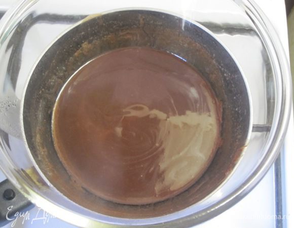 Шоколад растопить со сливочным маслом на водяной бане.