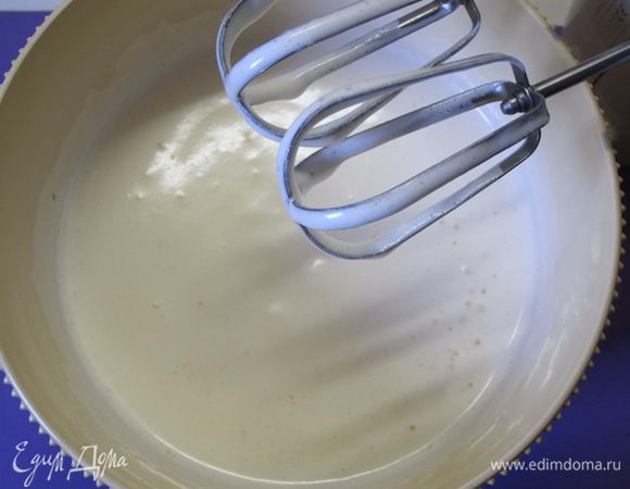 Яйца взбить с сахаром. Добавить ванильный сахар.