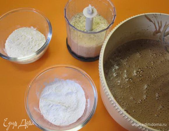 Добавить растопленное сливочное масло с шоколадом.