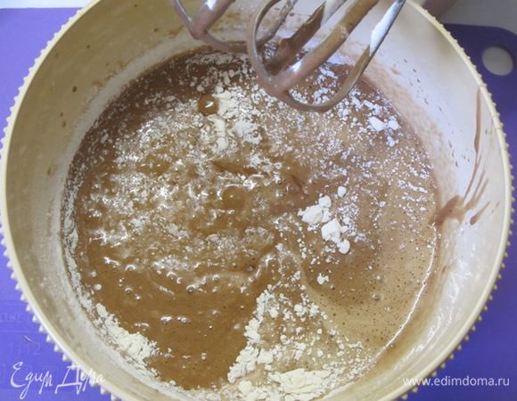 Всыпать муку, крахмал, разрыхлитель. Хорошо взбить.