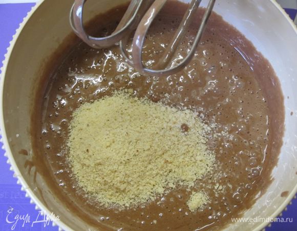 Понемногу добавлять и аккуратно вмешивать ореховую крошку.