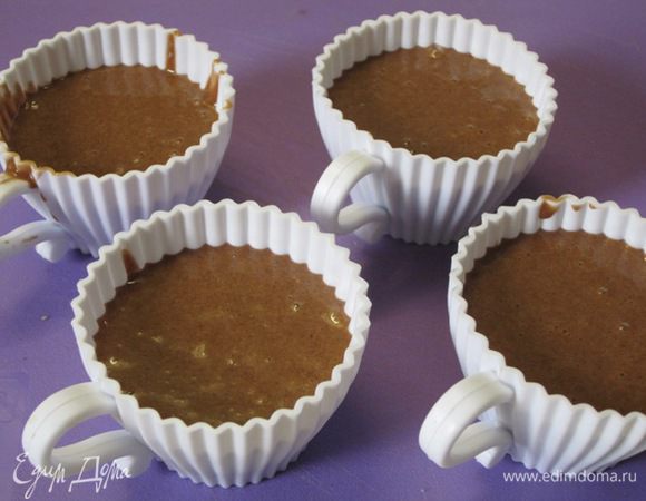 Разложить по формочкам, заполняя на 2/3 высоты. Этого теста хватило на 11 формочек.