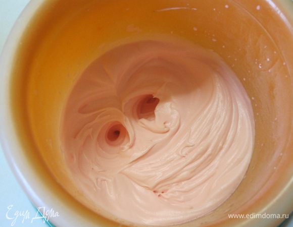 Для крема взбить сливки с сахарной пудрой. Я еще добавила ягоды клубнички. Захотелось сделать крем розового цвета.
