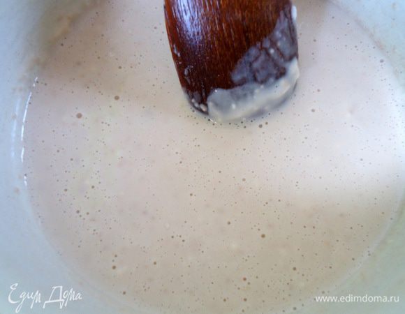 Молоко подогреть и распустить в нем дрожжи.
