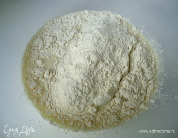 Добавить просеянную муку. 