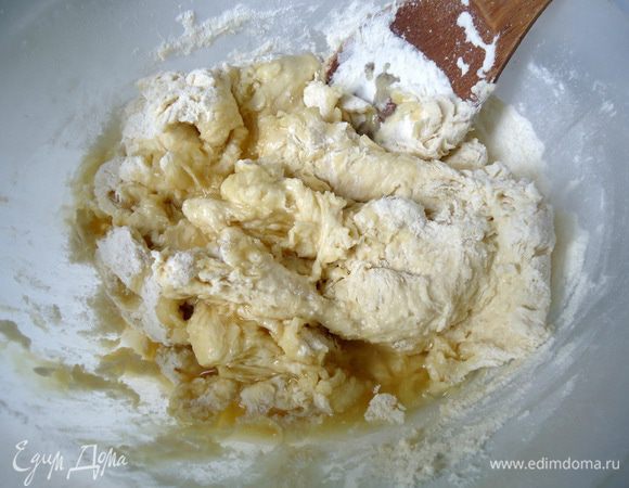 Добавить растительное масло. Замесить тесто.
