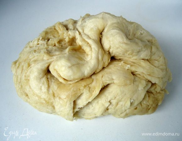 Выложить тесто на стол и в течение 10 минут тщательно вымесить его руками. 