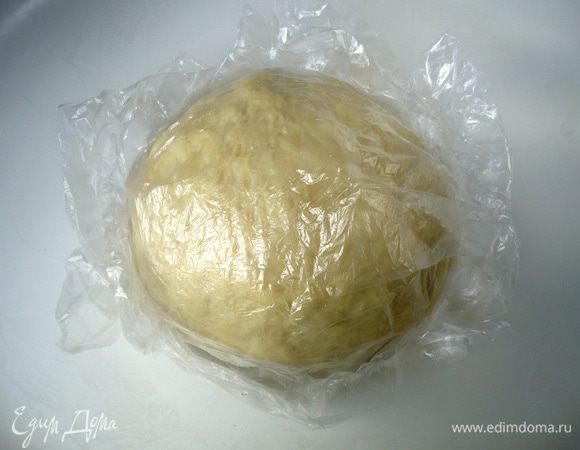 Уложить тесто обратно в чашу и прикрыть пленкой. Поставить в теплое место для брожения на 1 -1.5 часа. До увеличения теста в 3-4 раза.
